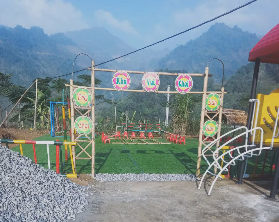 Cải tạo những khuôn viên vui chơi của điểm trường mầm non trên địa bàn huyện Đà Bắc. (Ảnh: NVCC) Cải tạo những khuôn viên vui chơi của điểm trường mầm non trên địa bàn huyện Đà Bắc. (Ảnh: NVCC)