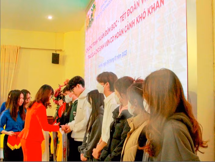 Các sinh viên có hoàn cảnh khó khăn được nhận quà. (Ảnh: Mạnh Đoàn)