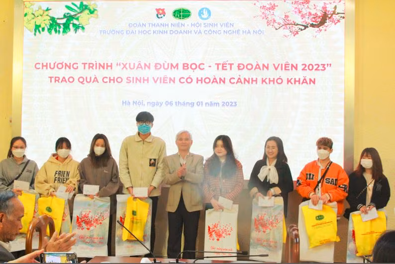 Các sinh viên và cán bộ chụp ảnh lưu niệm. (Ảnh: Mạnh Đoàn)