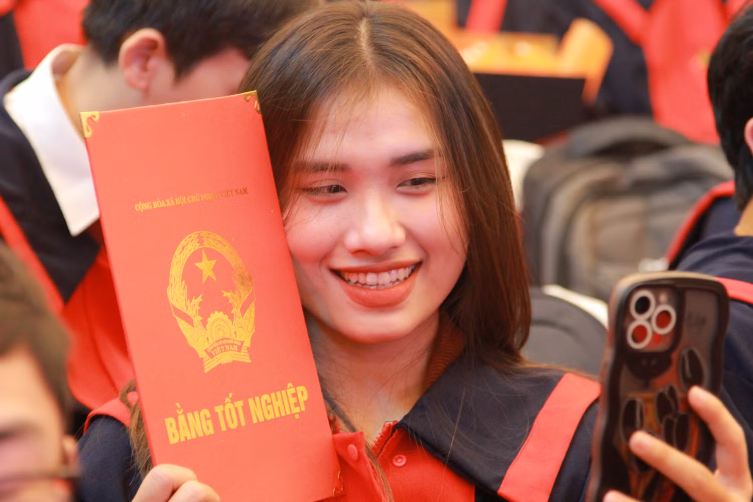 Cấm tấm bằng tốt nghiệp trên tay, nữ sinh viên đã tự chụp cho mình một bức ảnh để có kỉ niệm khó quên trong đời.