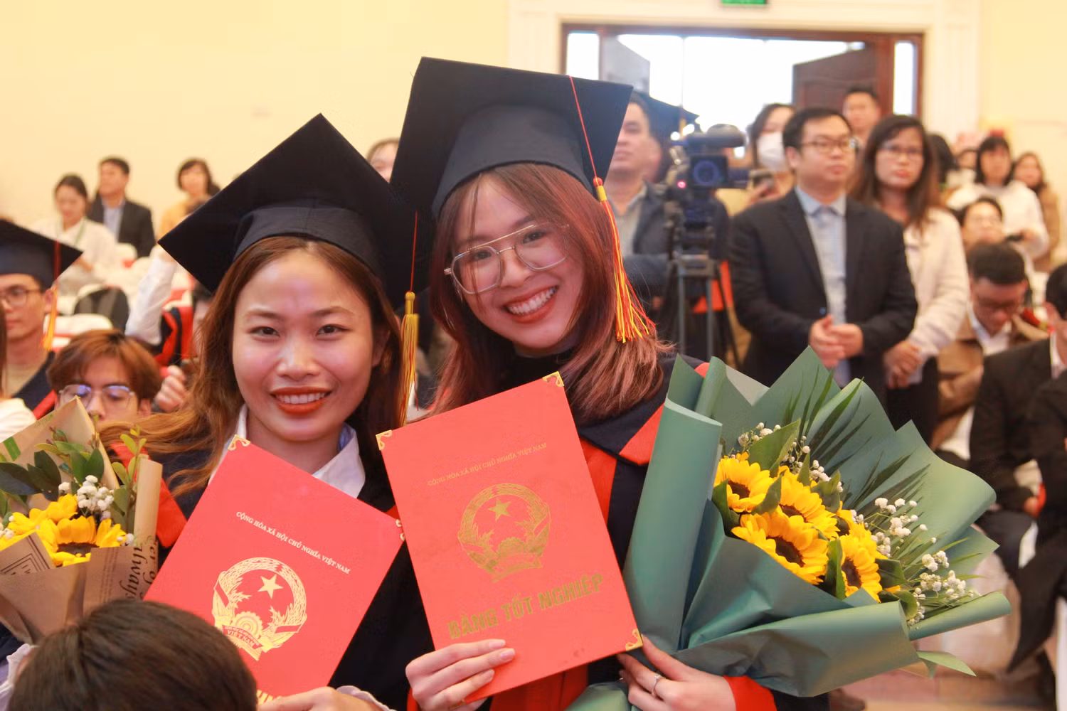 Chia sẻ với phóng viên, một sinh viên Lào học ngành Y khoa K21 cho biết, quá trình học tập 6 năm tại trường là một kỉ niệm khó quên với em. Sau khi nhận bằng tốt nghiệp, em sẽ về nước để góp phần vào sự phát triển của nền giáo dục nước nhà.