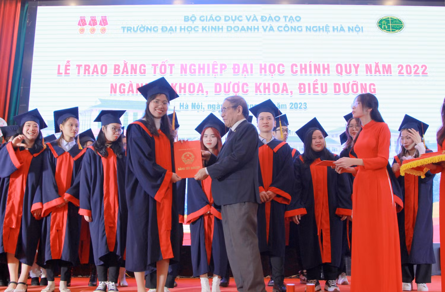 Lãnh đạo nhà trường trao bằng tốt nghiệp cho 101 sinh viên ngành Y khoa K21, 98 sinh viên DK-21 và 62 sinh viên DK-22 ngành Dược khoa, 12 sinh viên ngành Điều dưỡng. (Ảnh: Mạnh Đoàn)