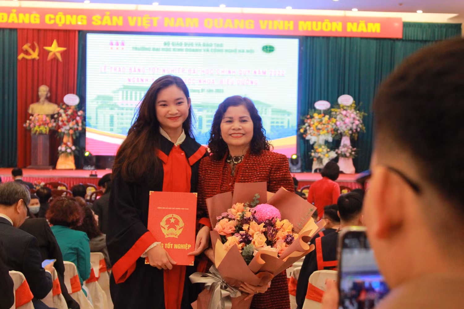 Sau 6 năm học tập ngành Y khoa, con gái bà Lương Thị Thoa (Hòa Bình) cũng đã đến ngày "hái quả" bằng việc nhận bằng tốt nghiệp. Bà Thoa đã đến Hà Nội từ hôm qua để sáng nay chung vui cùng con gái. Bà Thoa chia sẻ, bản thân bà cũng làm trong ngành y, nên bà đánh giá môi trường đào tạo của nhà trường rất tốt, gắn liền với thực tiễn, điều này đã rèn rũa tay nghề, y đức cho cô con gái, bà cảm ơn nhà trường rất nhiều.
