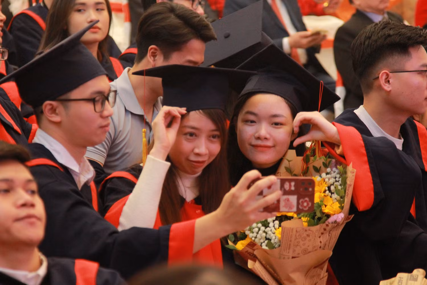 Bạn Nguyễn Thị Hà (sinh viên ngành Dược sĩ, cầm hoa) cho hay, trong 5 năm học tập tại nhà trường, các trang thiết bị phục vụ giảng dạy được nhà trường đầu tư mới, tạo môi trường học tập, thực hành rất tốt. Điều này rất quan trọng với nghề và giờ khi chuẩn bị rời xa mái trường, Hà đã kiếm được công việc cho bản thân.