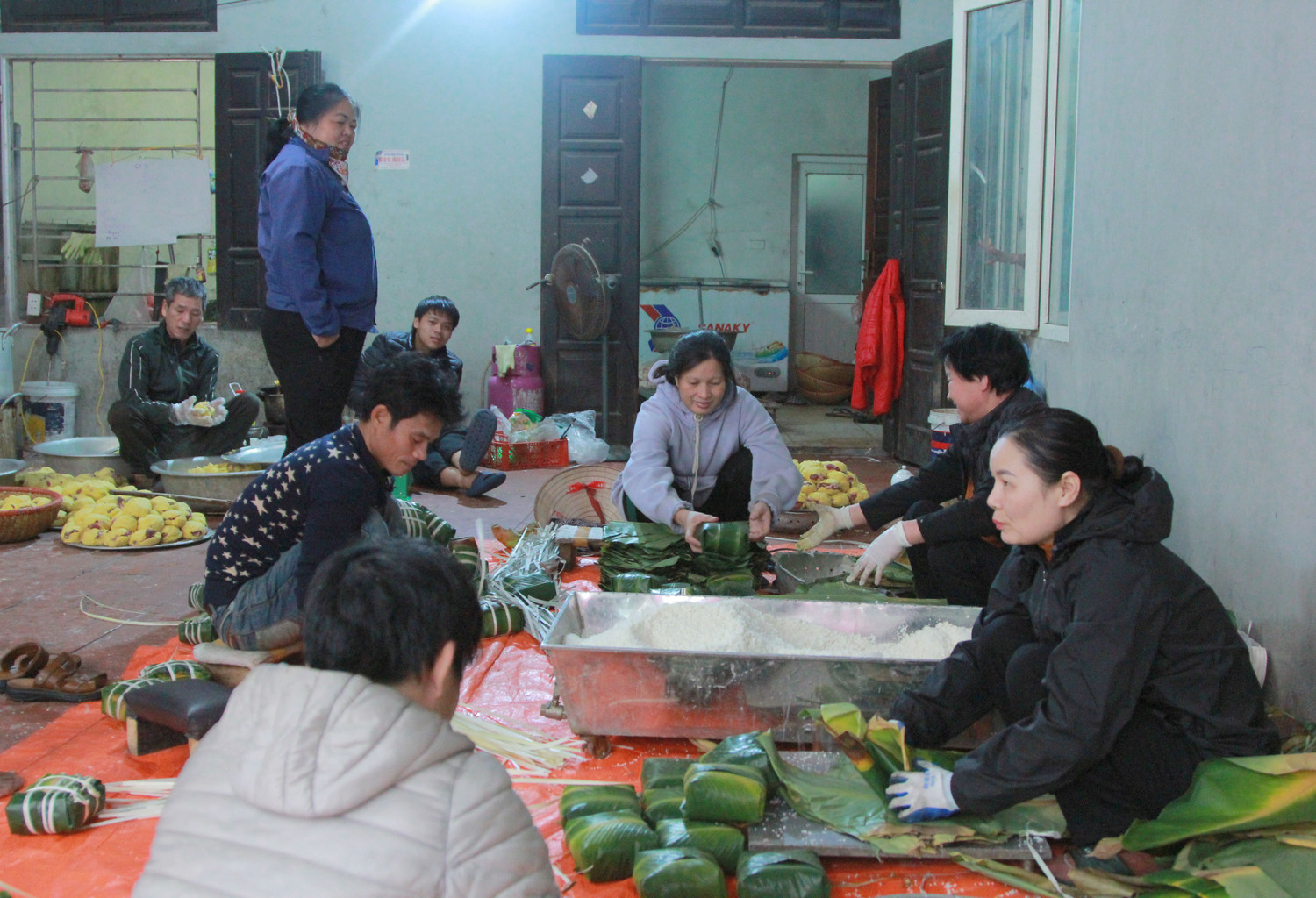 Mỗi người một công đoạn để việc làm bánh được trơn tru. (Ảnh: Mạnh Đoàn)
