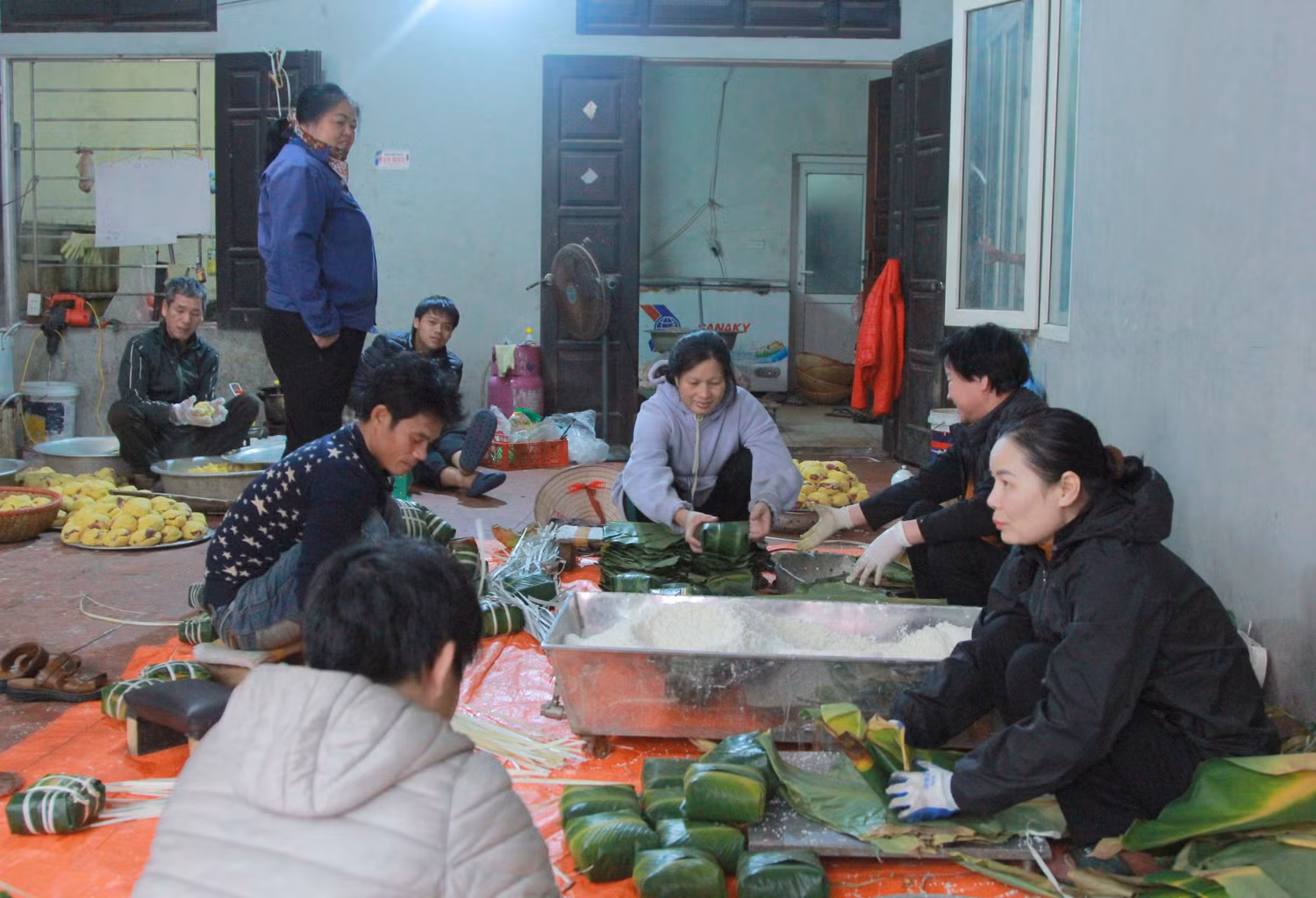 Mỗi người một công đoạn để việc làm bánh được trơn tru. (Ảnh: Mạnh Đoàn) Mỗi người một công đoạn để việc làm bánh được trơn tru. (Ảnh: Mạnh Đoàn)