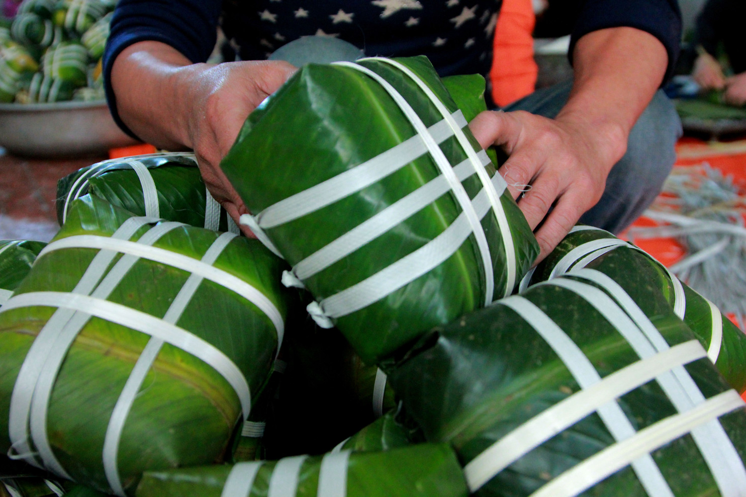 Bánh chưng sau khi được gói xong. (Ảnh: Mạnh Đoàn)