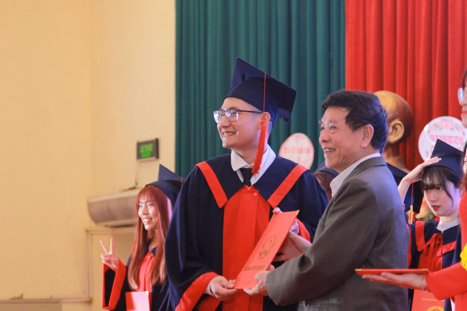 Sinh viên Lê Đăng Khoa lớp YK21.04 (ngành Y khoa) nhận tấm bằng tốt nghiệp loại xuất sắc không giấu nổi niềm vui và hạnh phúc. (Ảnh: Mạnh Đoàn)