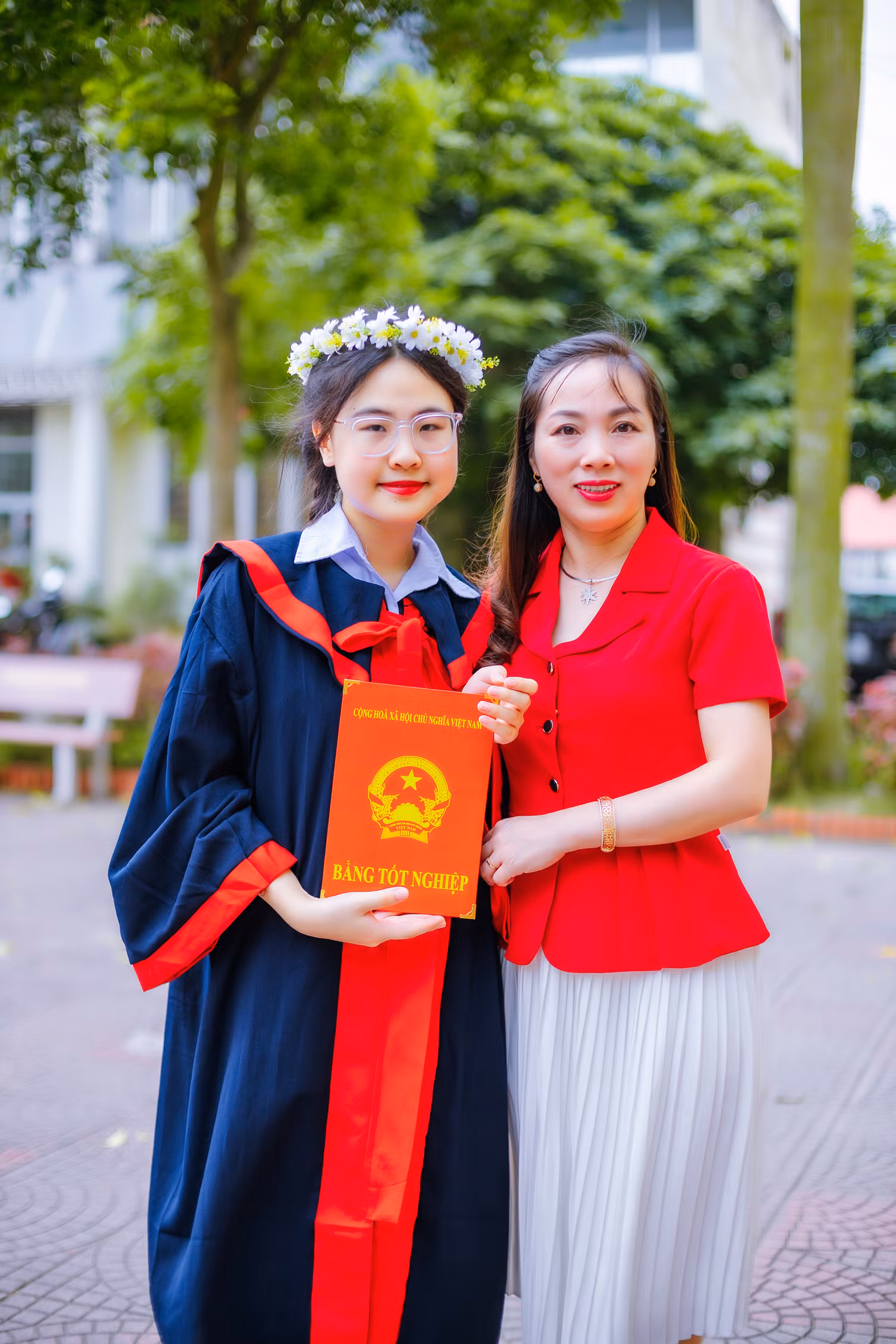 Em Nguyễn Thị Ánh Ngọc chụp ảnh cùng cô giáo chủ nhiệm lớp 9C (Ảnh: NVCC) Em Nguyễn Thị Ánh Ngọc chụp ảnh cùng cô giáo chủ nhiệm lớp 9C (Ảnh: NVCC)