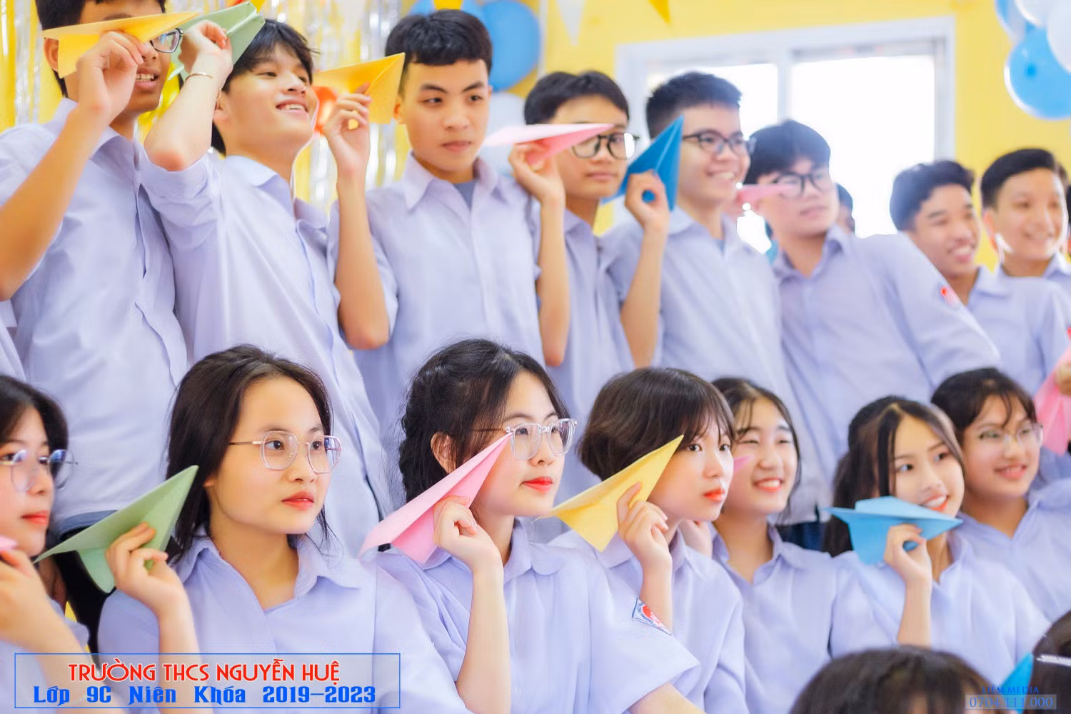 Ánh Ngọc (thứ 3 từ trái sang) có những chia sẻ về kinh nghiệm học tập đối với các em học sinh ít tuổi hơn (Ảnh: NVCC) Ánh Ngọc (thứ 3 từ trái sang) có những chia sẻ về kinh nghiệm học tập đối với các em học sinh ít tuổi hơn (Ảnh: NVCC)