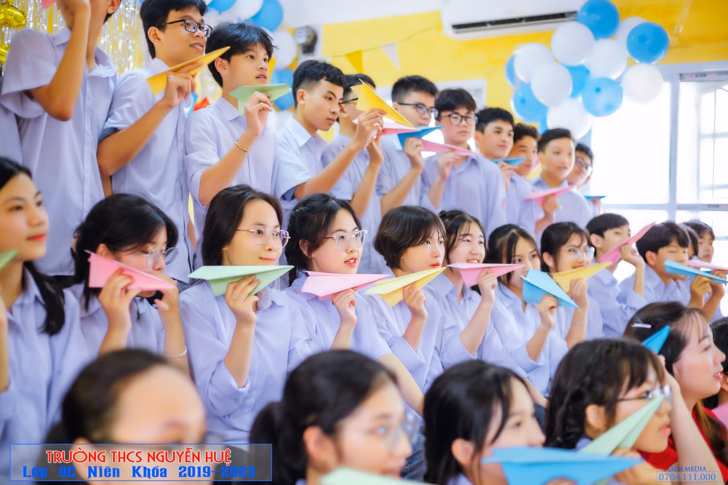 Nguyễn Thị Ánh Ngọc (thứ 4 từ trái sang) chụp ảnh cùng các bạn trong lớp 9C (Ảnh: NVCC) Nguyễn Thị Ánh Ngọc (thứ 4 từ trái sang) chụp ảnh cùng các bạn trong lớp 9C (Ảnh: NVCC)
