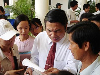 Bí thư Thành uỷ Đà Nẵng Nguyễn Bá Thanh tiếp xúc với dân (Ảnh: HC)