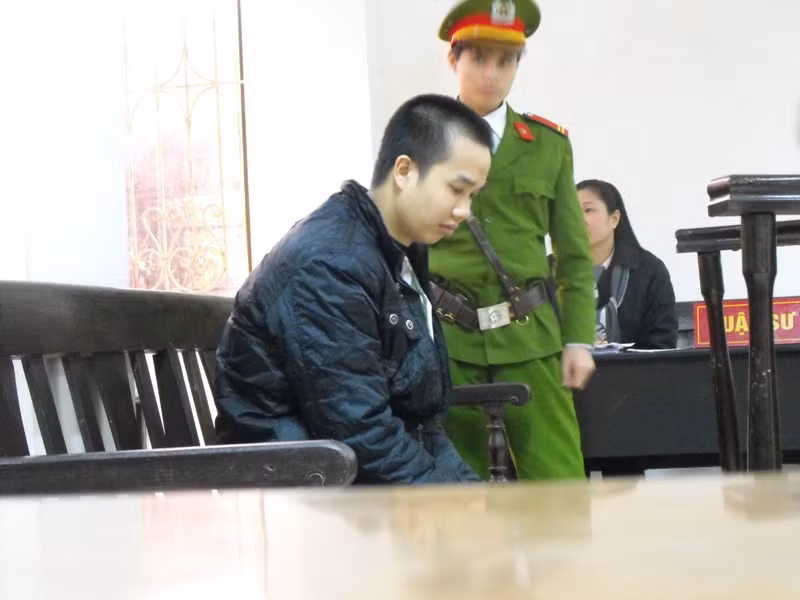 Khác với vẻ mặt tươi cười lúc mới bước ở xe ra, khi ngồi chờ phiên tòa bắt đầu, vẻ mặt Hoài đầy ưu tư...