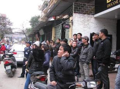 Người hiếu kỳ tụ tập để xem trước nhà nghỉ Mai Đan