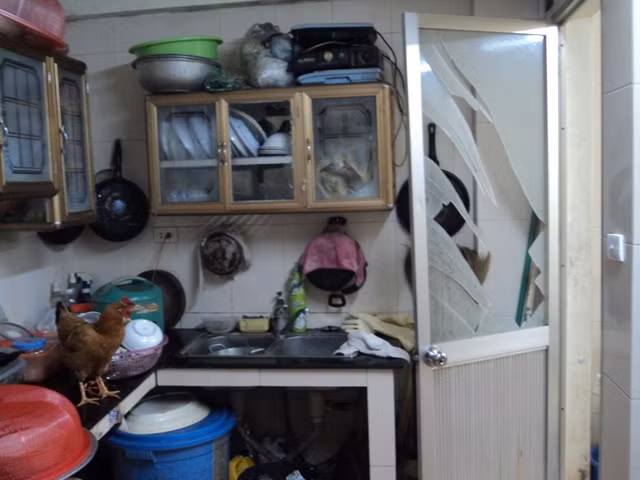 Cả cánh cửa nhà vệ sinh cũng bị đập vỡ