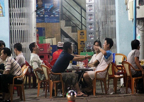 Chồng suốt ngày lân la ở quán nhậu mà xao nhãng việc nhà là nỗi khổ của nhiều bà vợ. Ảnh: Thi Trân. Chồng suốt ngày lân la ở quán nhậu mà xao nhãng việc nhà là nỗi khổ của nhiều bà vợ. Ảnh: Thi Trân.