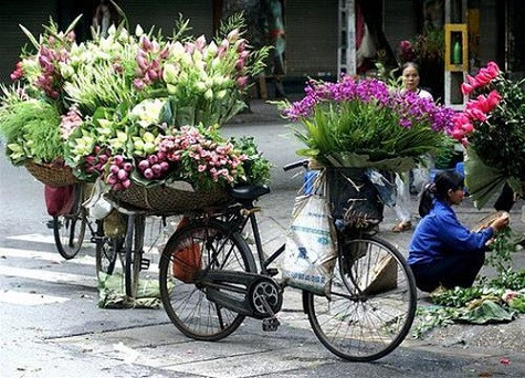 Hàng hoa bán rong trên một con phố Hà Nội (Ảnh minh họa) Hàng hoa bán rong trên một con phố Hà Nội (Ảnh minh họa)