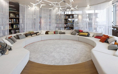Thư viện Lala với kệ sách lớn và những chiếc ghế sofa được xếp thành hình tròn đầy cảm hứng và nghệ thuật. Thư viện Lala với kệ sách lớn và những chiếc ghế sofa được xếp thành hình tròn đầy cảm hứng và nghệ thuật.