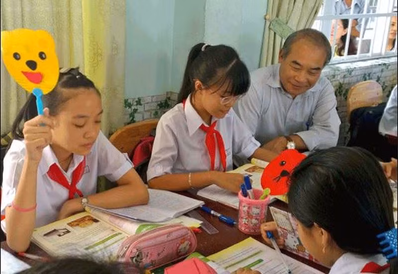 Thày Nguyễn Vinh Hiển dự một tiết học tại Trường Trung học cơ sở Vũng Tàu khi còn là Thứ trưởng Bộ Giáo dục và Đào tạo. Ảnh: MINH THIÊN / chauduc.baria-vungtau.gov.vn.