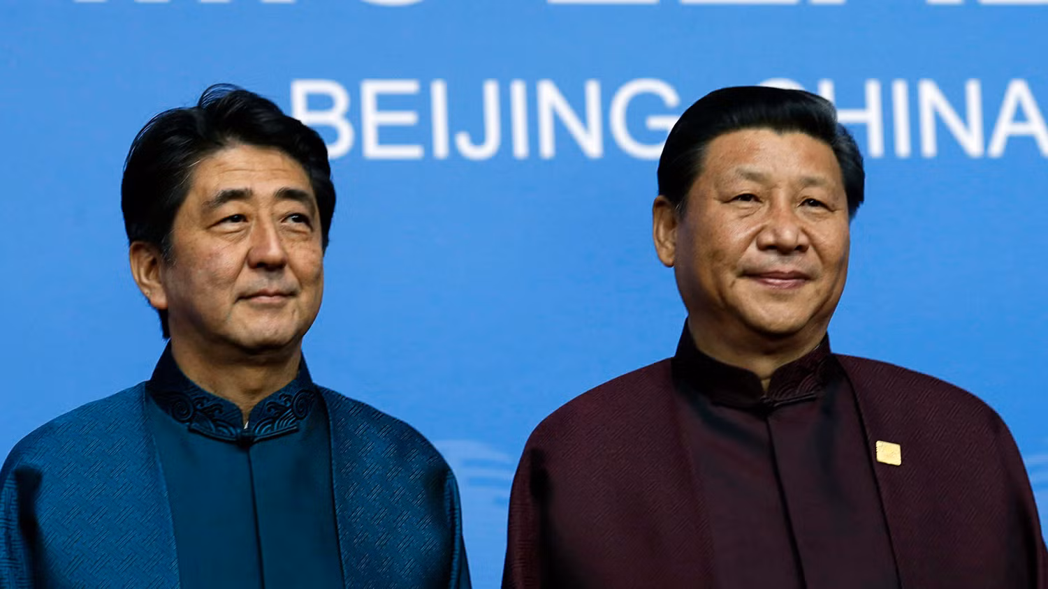 Thủ tướng Nhật Bản Shinzo Abe với Chủ tịch Trung Quốc Tập Cận Bình tại APEC Bắc Kinh tháng 11/2014. Ảnh: Nikkei Asian Review.