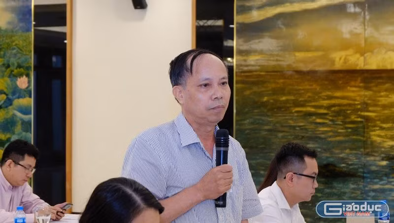 Thầy Nguyễn Viết Cẩn, Trưởng phòng Kế hoạch tài chính Sở Giáo dục và Đào tạo Hà Nội. Ảnh: Lại Cường. Thầy Nguyễn Viết Cẩn, Trưởng phòng Kế hoạch tài chính Sở Giáo dục và Đào tạo Hà Nội. Ảnh: Lại Cường.