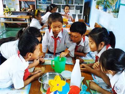 Ngồi học theo "mâm" là dấu hiệu nhận diện đặc trưng của mô hình trường học mới VNEN, ảnh minh họa: Báo Giáo dục và Thời đại. Ngồi học theo "mâm" là dấu hiệu nhận diện đặc trưng của mô hình trường học mới VNEN, ảnh minh họa: Báo Giáo dục và Thời đại.
