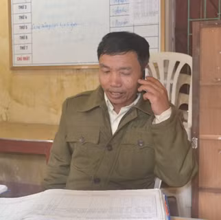Nguyễn Văn Nhì – Phó trưởng công an xã Quảng Bình trao đổi sự việc với PV