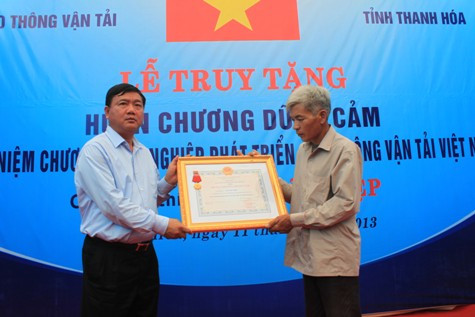 thừa ủy quyền của Chủ tịch nước, Bộ trưởng Đinh La Thăng trao Huân chương dũng cảm cho người đại diện gia đình anh Hiệp thừa ủy quyền của Chủ tịch nước, Bộ trưởng Đinh La Thăng trao Huân chương dũng cảm cho người đại diện gia đình anh Hiệp