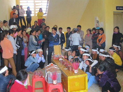 Người thân trong gia đình đau lòng trước cái chết của sản phụ Nguyễn Thị Xuân Người thân trong gia đình đau lòng trước cái chết của sản phụ Nguyễn Thị Xuân