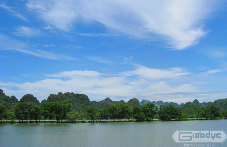 Toàn bộ nước trong lòng hồ đều được chảy ra từ lòng núi, nước rất trong.