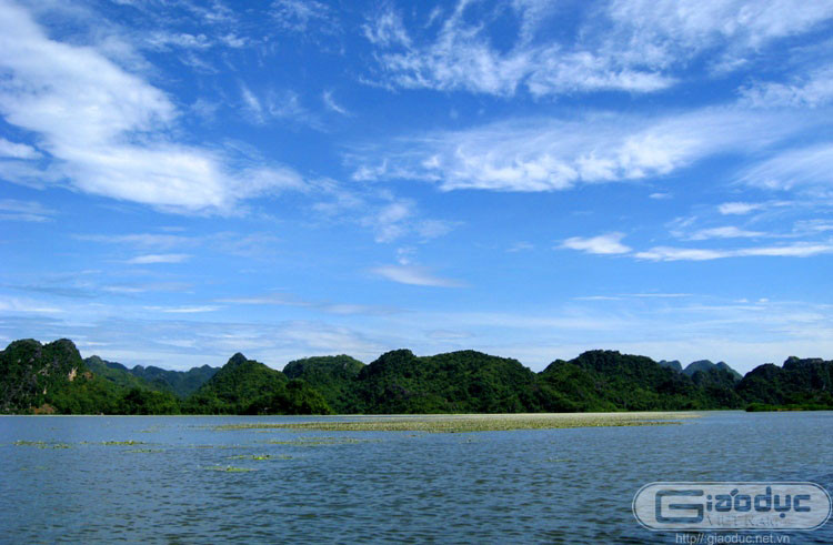 Nơi đây, từ tháng 5 đến tháng 10, mặt hồ phủ kín một thảm hoa trắng muốt của hoa trang, những góc sâu bên trong của hồ có những khu vực trồng sen.