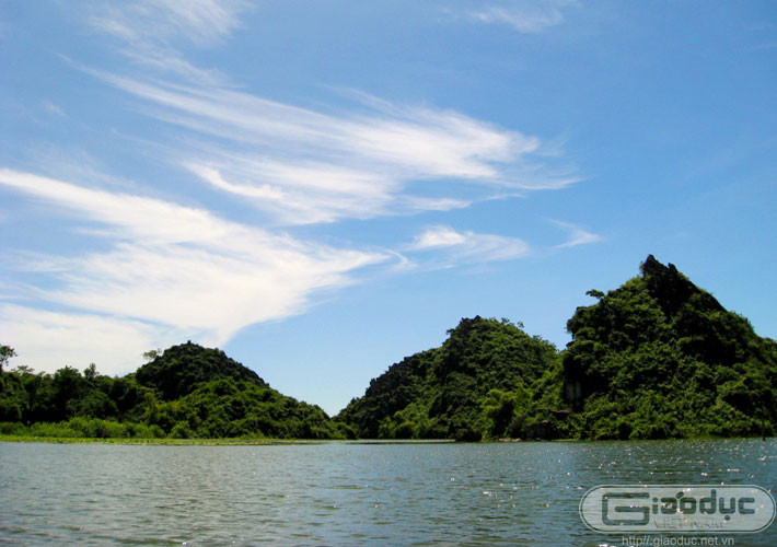 Hệ thống núi đá vôi dày đặc nằm đan xen tạo thành những lòng thung nước tuyệt vời.