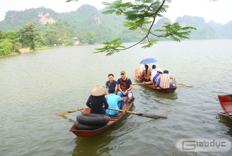 Diện tích lòng hồ rộng gần 900 ha, giữa lòng hồ có nhiều đảo, núi với những tên gọi khác nhau.