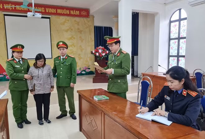 Cơ quan Cảnh sát điều tra thi hành lệnh bắt tạm giam đối với bị can Vũ Thị Thanh Huyền. Ảnh: Trang thông tin điện tử Công an tỉnh Hà Giang. Cơ quan Cảnh sát điều tra thi hành lệnh bắt tạm giam đối với bị can Vũ Thị Thanh Huyền. Ảnh: Trang thông tin điện tử Công an tỉnh Hà Giang.
