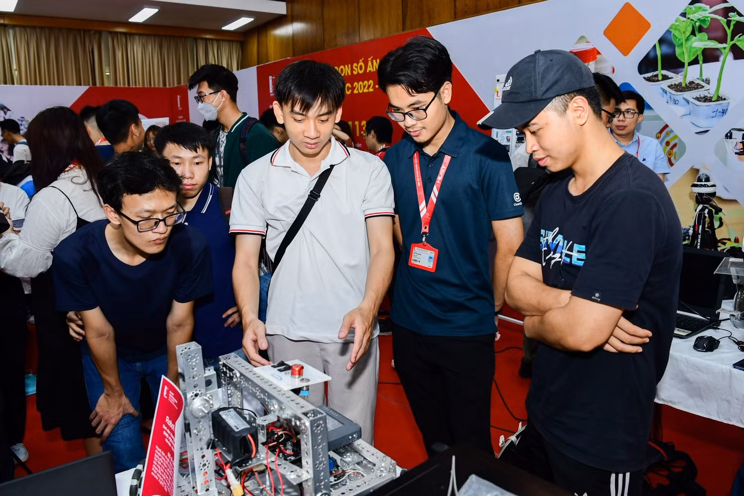 Sinh viên Đại học Bách khoa Hà Nội tại Triển lãm Ngày hội sáng tạo khoa học 2023. Ảnh: Duy Thành