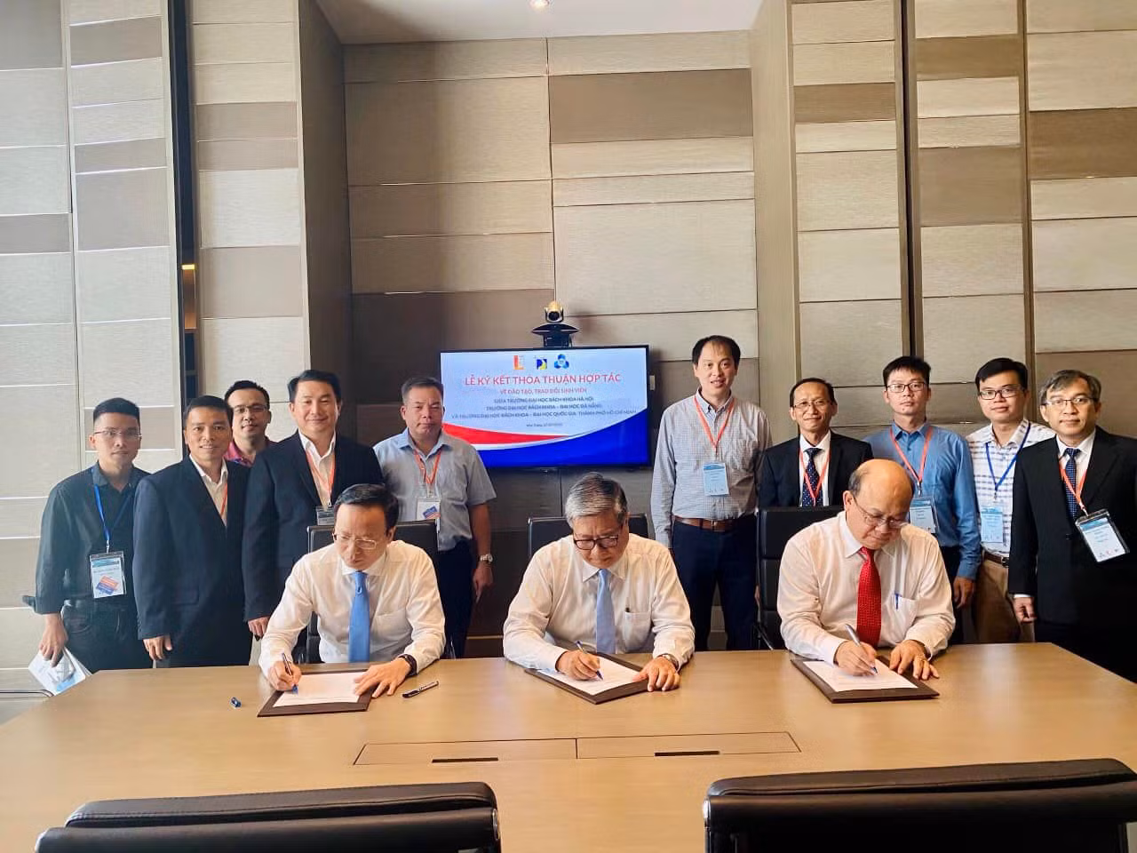 Ba trường đại học bách khoa cho phép sinh viên được trao đổi học tập, nghiên cứu trong khối ba trường (tối đa 15 tín chỉ). Tuy nhiên, đến nay sau hơn 1 năm ký kết, chưa có khóa học trao đổi sinh viên nào giữa 3 trường được tổ chức. Hình ảnh lãnh đạo 3 trường ký kết hợp tác trao đổi sinh viên, nguồn ảnh: HUST