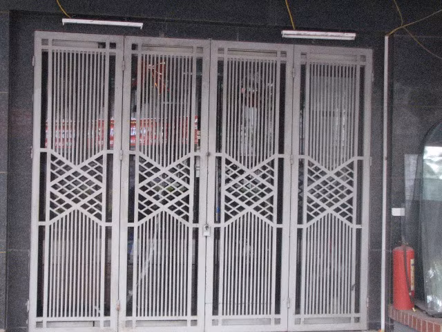 Cửa ngoài cửa hàng đồ gỗ Hoàng Hải vẫn khóa chặt
