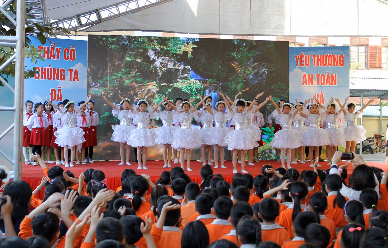 Các tiết mục văn nghệ đặc sắc do học sinh Trường Tiểu học Hải Thành biểu diễn (Ảnh: Lã Tiến)