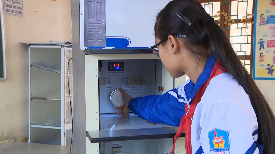 Nữ sinh Tạ Phương Linh cùng mô hình thiết bị báo và chữa cháy tự động (Ảnh: CTV) Nữ sinh Tạ Phương Linh cùng mô hình thiết bị báo và chữa cháy tự động (Ảnh: CTV)