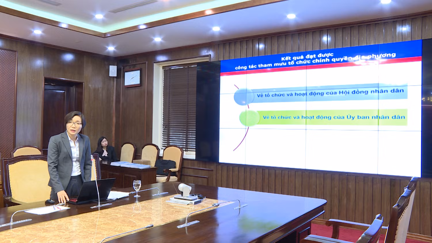 Ứng viên thi tuyển chức danh Phó giám đốc Sở Nội vụ trình bày đề án (Ảnh: CTV)