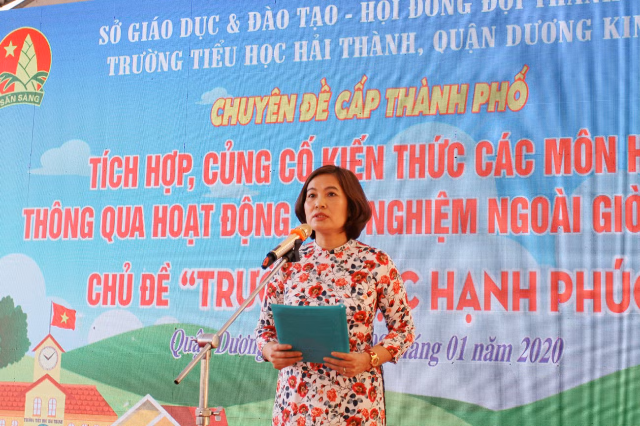 Cô giáo Vũ Thị Kim Vân, Hiệu trưởng Trường Tiểu học Hải Thành phát biểu tại chuyên đề (Ảnh: Lã Tiến)