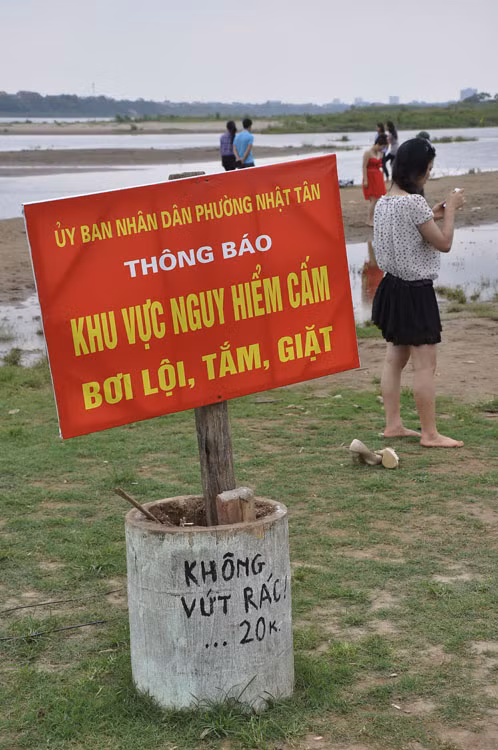 Kết hợp hai biển cấm cùng một lúc.