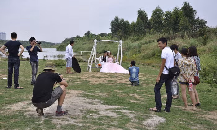 Niềm vui phía sau những bức ảnh cưới đẹp. Niềm vui phía sau những bức ảnh cưới đẹp.