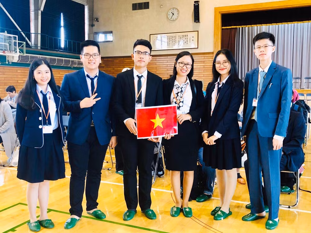 Cô giáo Trần Thị Thu Hà (thứ 3 từ phải sang) dẫn đoàn học sinh giỏi của Quảng Ninh sang dự hội nghị về sóng thần tại Nhật Bản. (Ảnh: Nhân vật cung cấp)