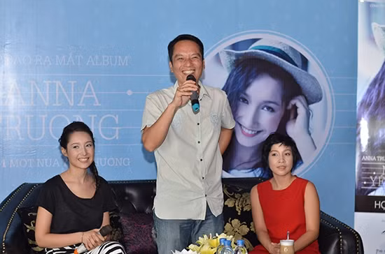 Hai vợ chồng Mỹ Linh có mặt trong họp báo của Anna.