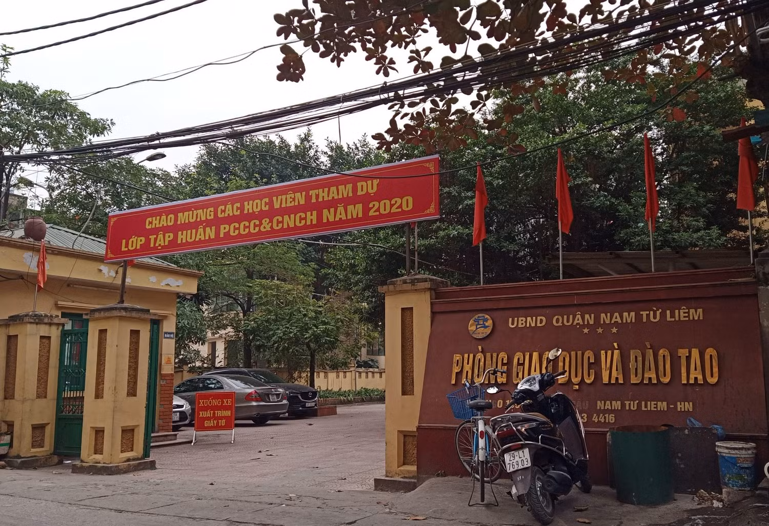 Đại diện Phòng Giáo dục và Đào tạo quận Nam Từ Liêm cho biết sẽ xác minh nghi vấn lộ đề kiểm tra để đưa ra hướng giải quyết phù hợp (Ảnh: Phạm Minh) Đại diện Phòng Giáo dục và Đào tạo quận Nam Từ Liêm cho biết sẽ xác minh nghi vấn lộ đề kiểm tra để đưa ra hướng giải quyết phù hợp (Ảnh: Phạm Minh)