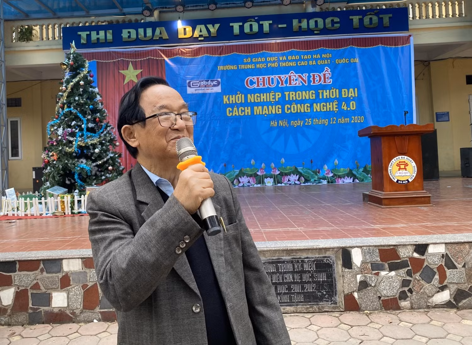 Giáo sư Nguyễn Lân Dũng trong buổi trò chuyện cùng học sinh Trường Trung học phổ thông Cao Bá Quát (Ảnh: Phạm Minh)
