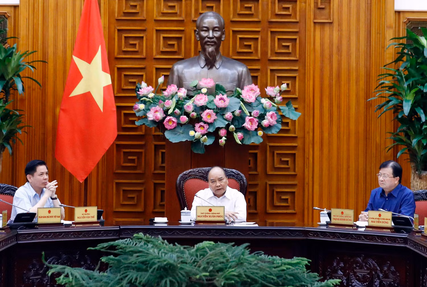 Thủ tướng chủ trì cuộc họp. Ảnh: VGP