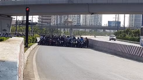 Người đi đường dừng đèn đỏ ở nơi bóng mát tại chân cầu vượt Cái Lái, Q.2 (ảnh: T.P)
