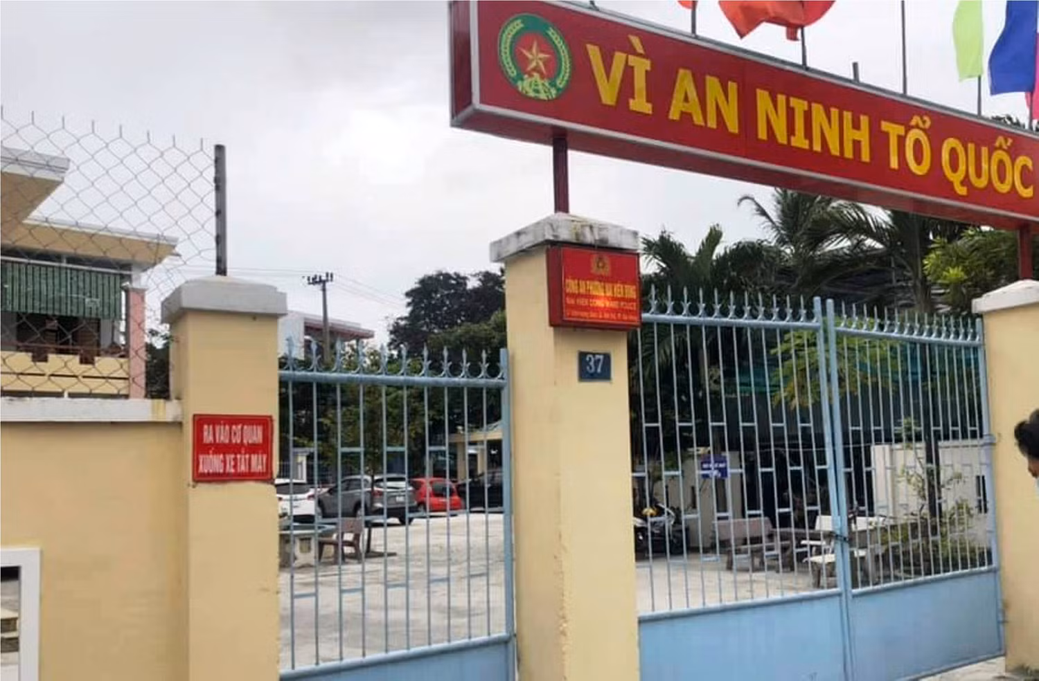 Trụ sở công an phường Nại Hiên Đông được phun thuốc, khử trùng. Ảnh: AN
